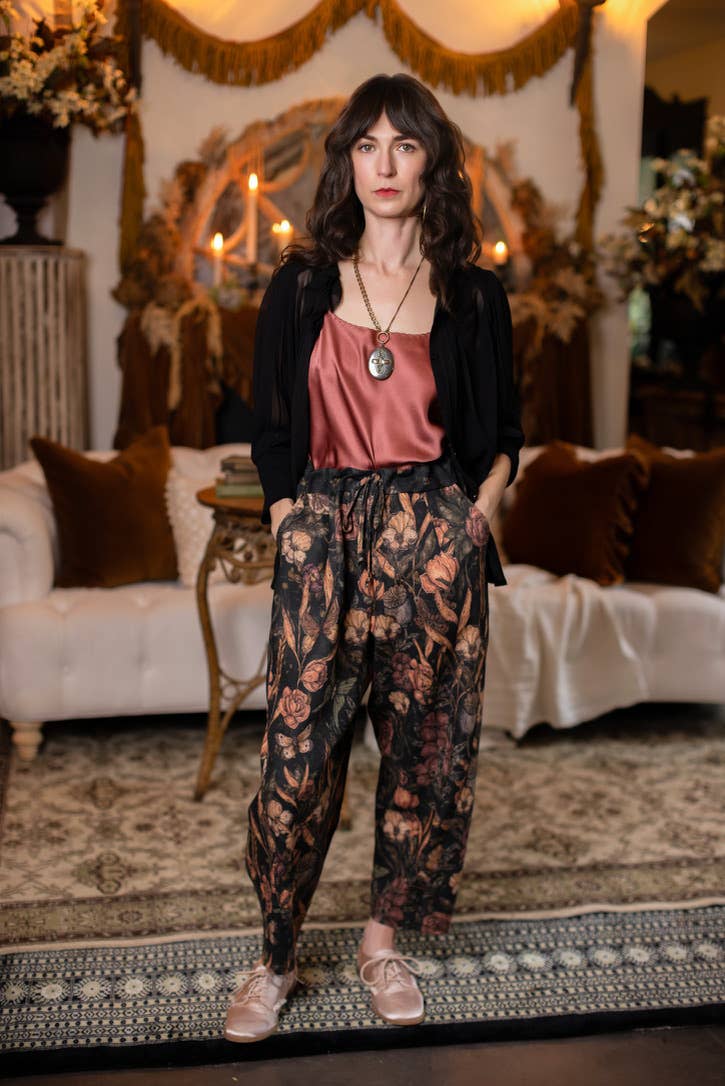 Momento Linen Cropped Artist Pant w/ Floral Print & Skull