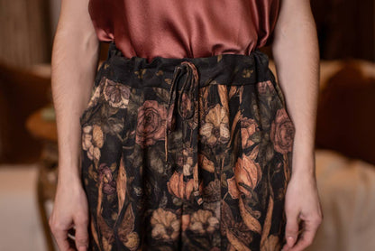 Momento Linen Cropped Artist Pant w/ Floral Print & Skull
