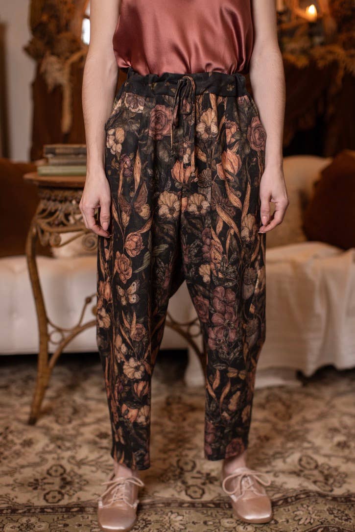 Momento Linen Cropped Artist Pant w/ Floral Print & Skull